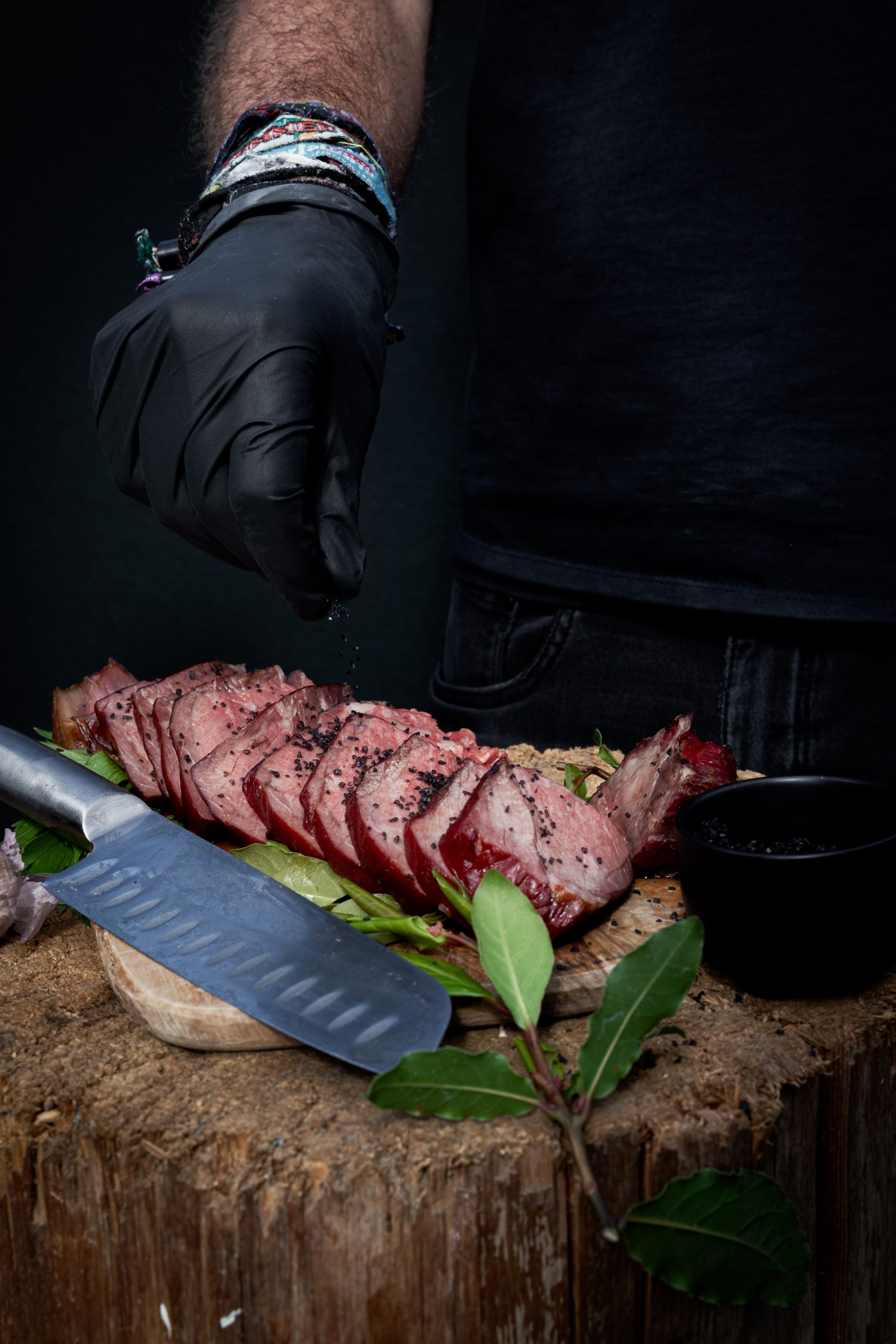 Tauchen Sie ein in eine Welt des Geschmacks mit unserem BBQ-Catering! Auf diesem Bild sehen Sie saftige Steaks und würzige Grillspieße, perfekt zubereitet für Ihre Veranstaltung. Lassen Sie sich von unserem professionellen Service verwöhnen und erleben Sie unvergessliche Gaumenfreuden.